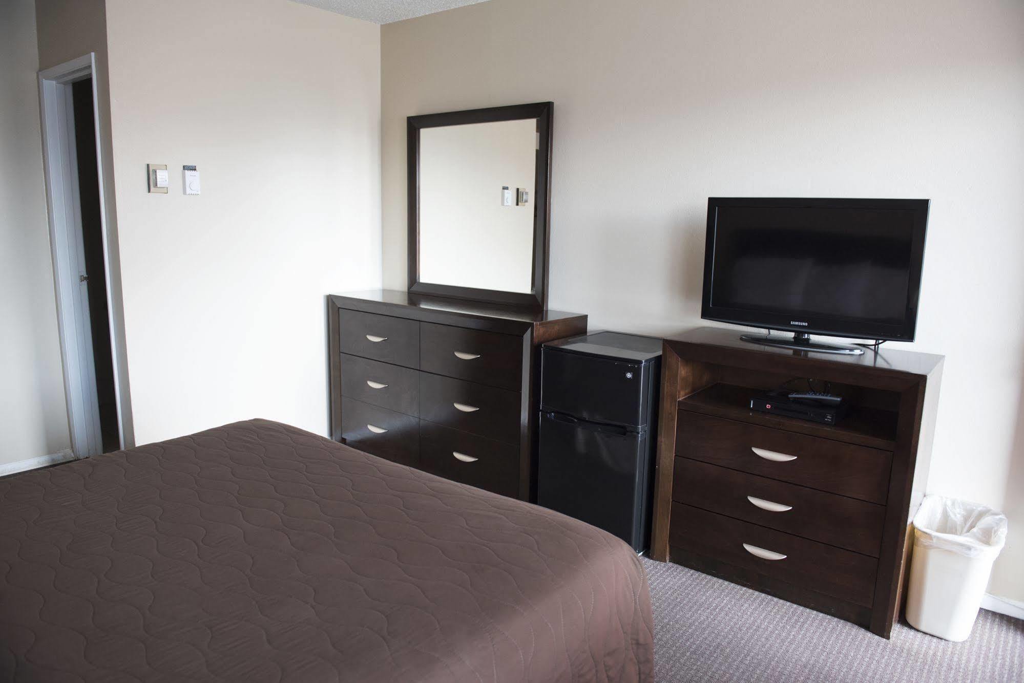 לאראמי Travel Inn מראה חיצוני תמונה